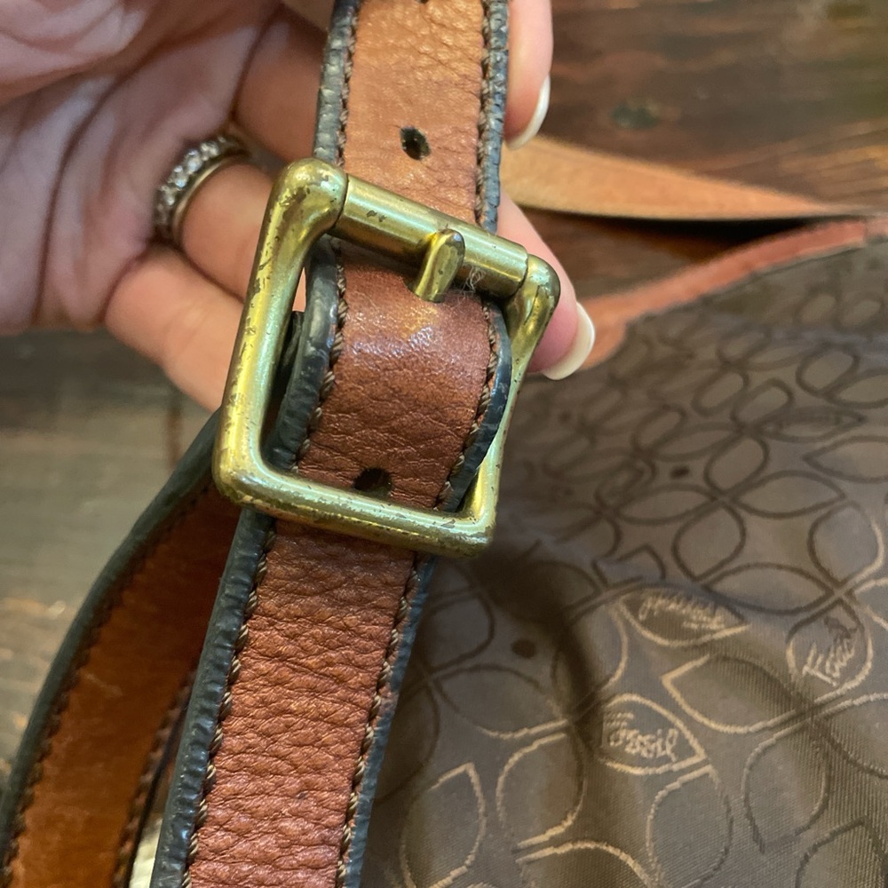 Fossil Brown Leather Crossbody Bag with Timeless Design - Picture 7 of 8